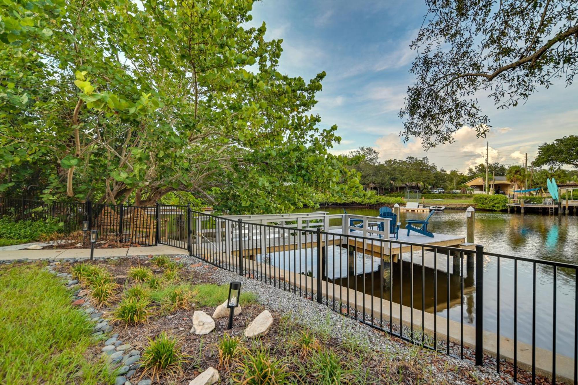 Pet-Friendly Waterfront Home - 2 Mi To Beach! ターポン・スプリングス エクステリア 写真